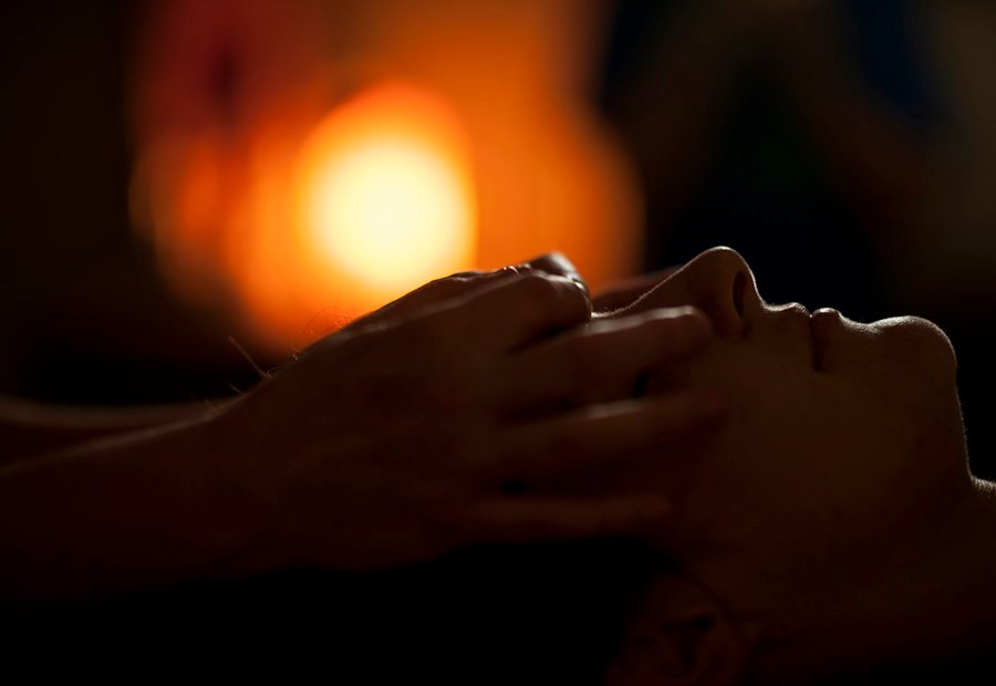 تدليك الوجه في إضاءة خافتة